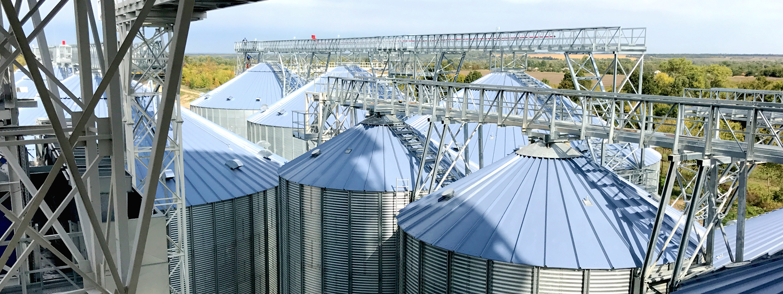 Foto de silos de grãos da PETKUS